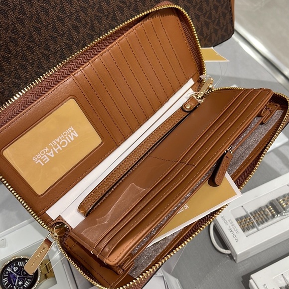 MICHAEL KORS LARGE TRAVEL CONTINENTAL WRISTLET WALLET PHONEHOLDER LUGGAGE - Picture 8 of 16